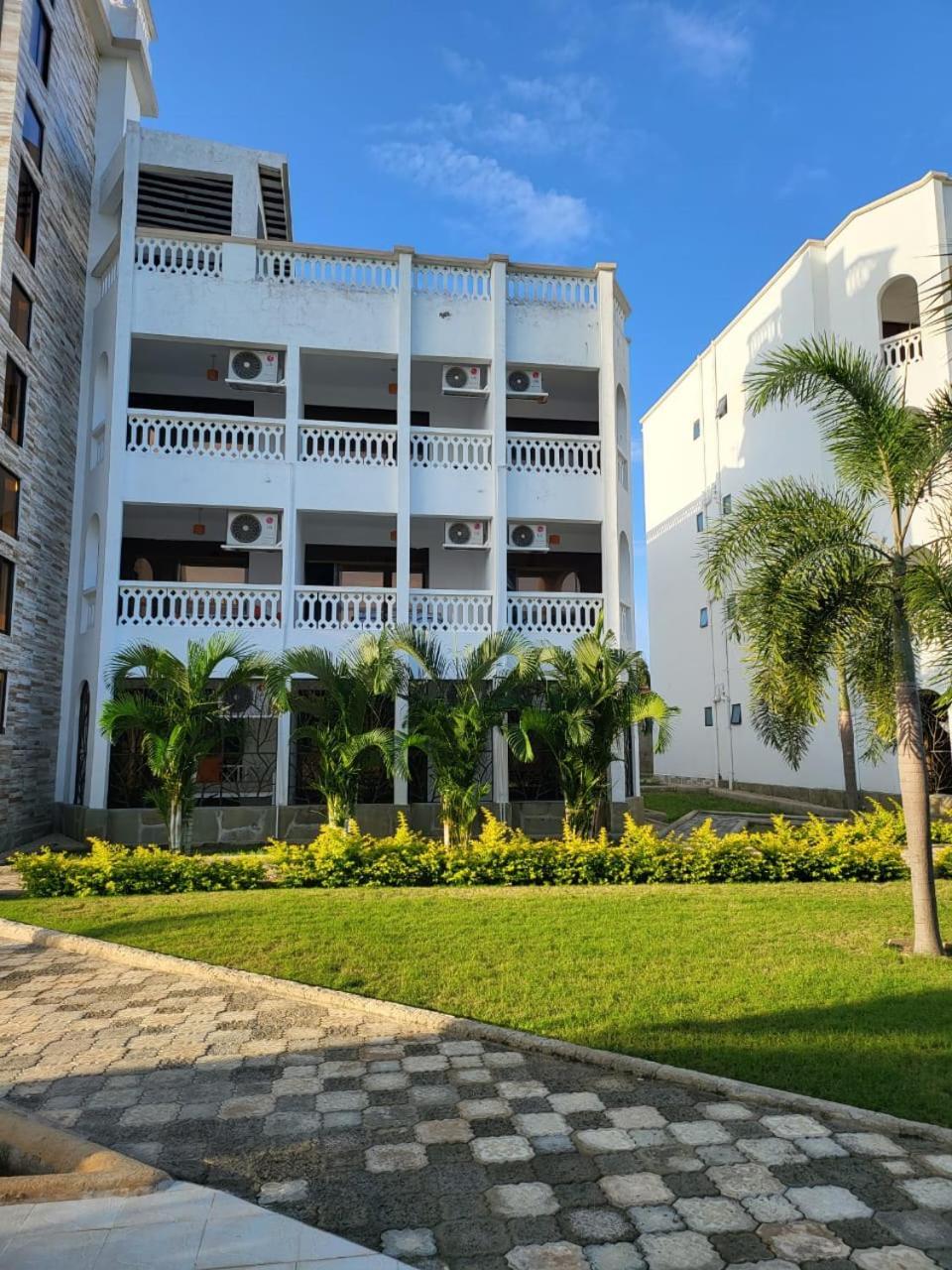 Leomilo Holidays Diani Beach Esterno foto
